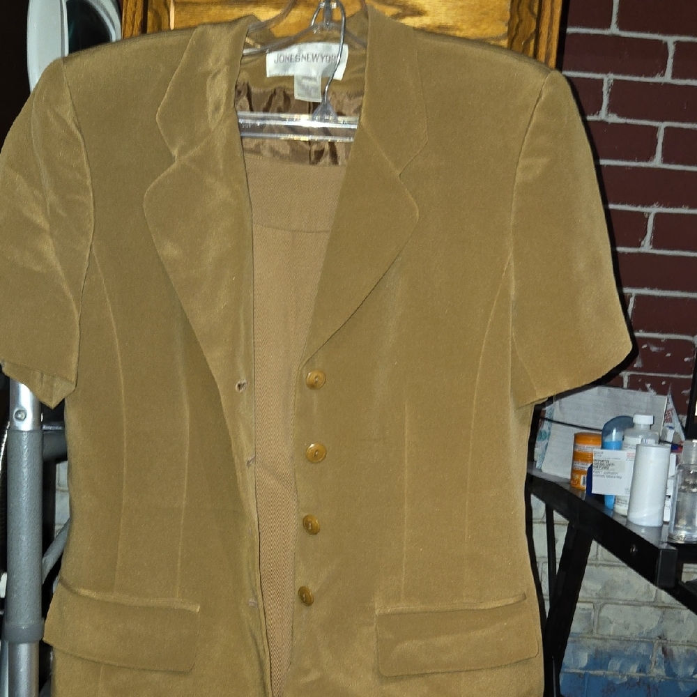 Jones New York 2 Piece Skirt Set. Short Sleeve Blazer-Skirt w/Side Zipper Brown